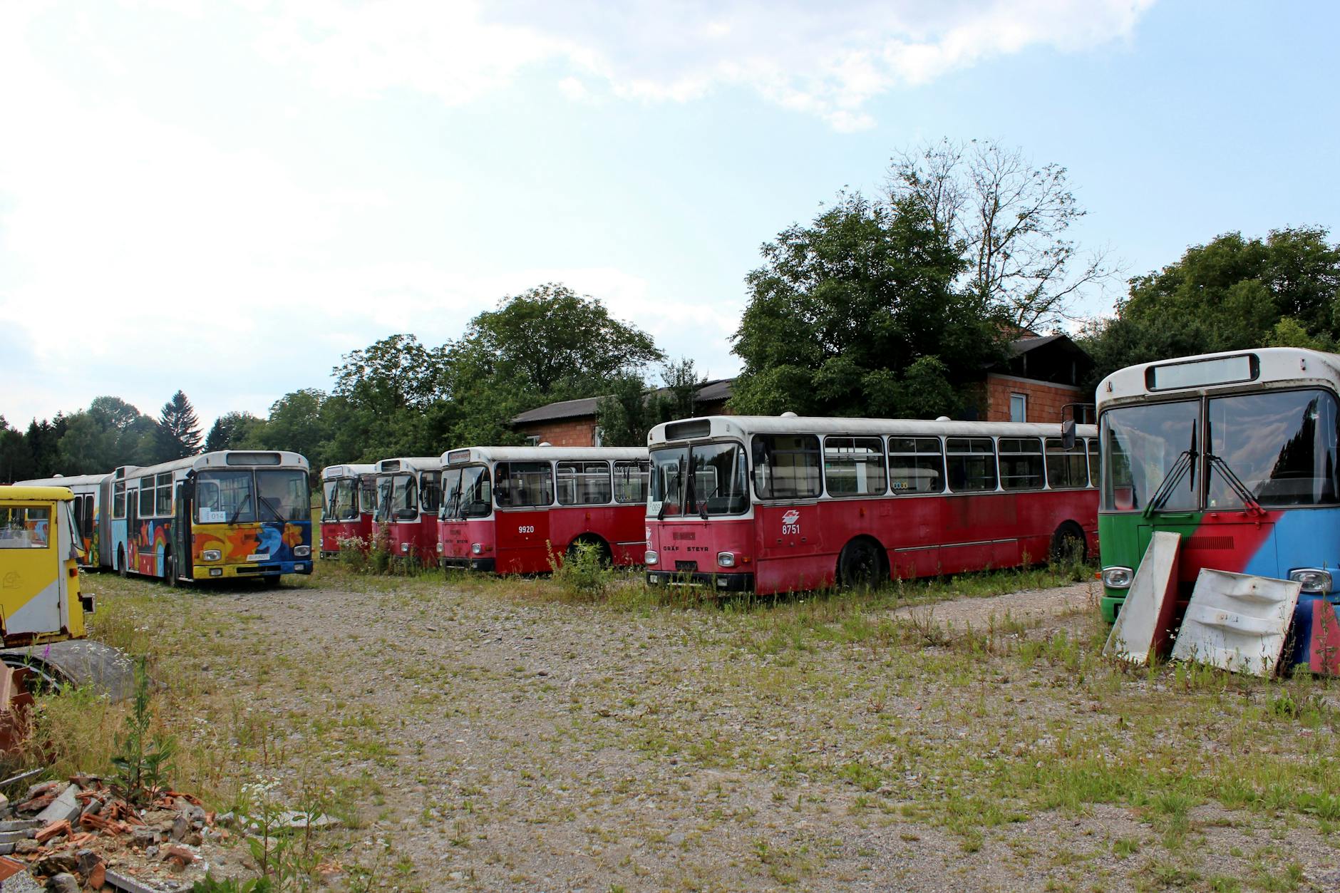 Nowoczesny autobus miejski w ruchu, symbolizujący inwestycję Lipna w transport publiczny