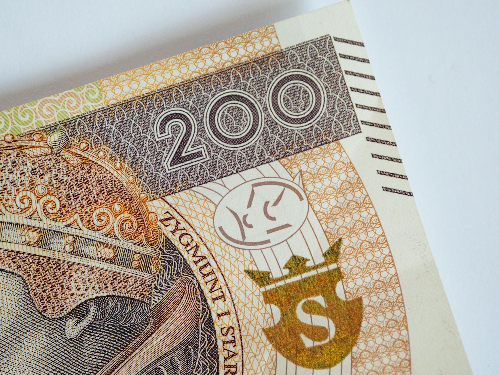 Mieszkańcy Lipna korzystający z telefonów komórkowych do bankowości mobilnej i sprawdzania pogody
